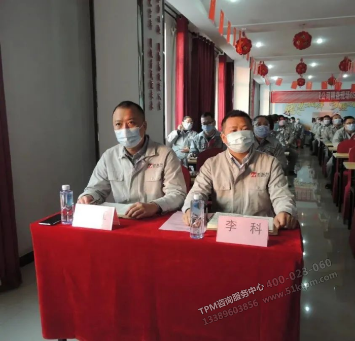 新益為咨詢袁老師（左）、新益為咨詢李老師（右）